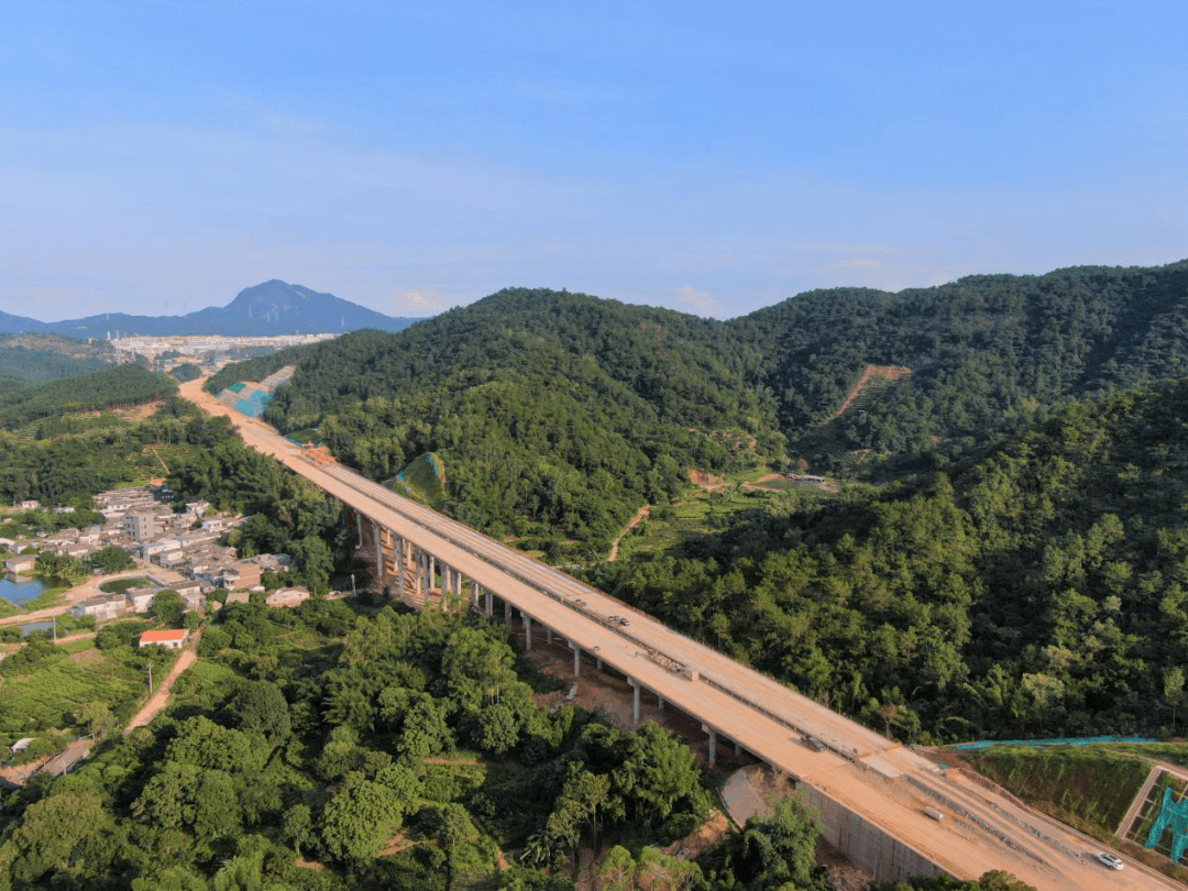 宁莞高速通凤凰山高速公路项目是我市今年谋划的重大基础设施项目之一