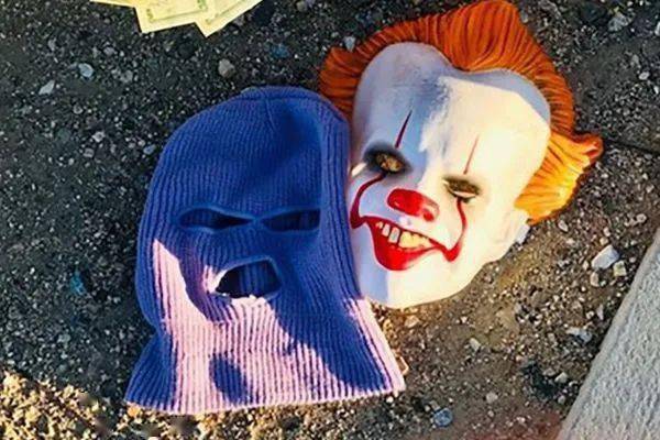 恐怖小丑潘尼怀斯在街上犯案，美国女子ATM领钱被抢还有1女被性侵