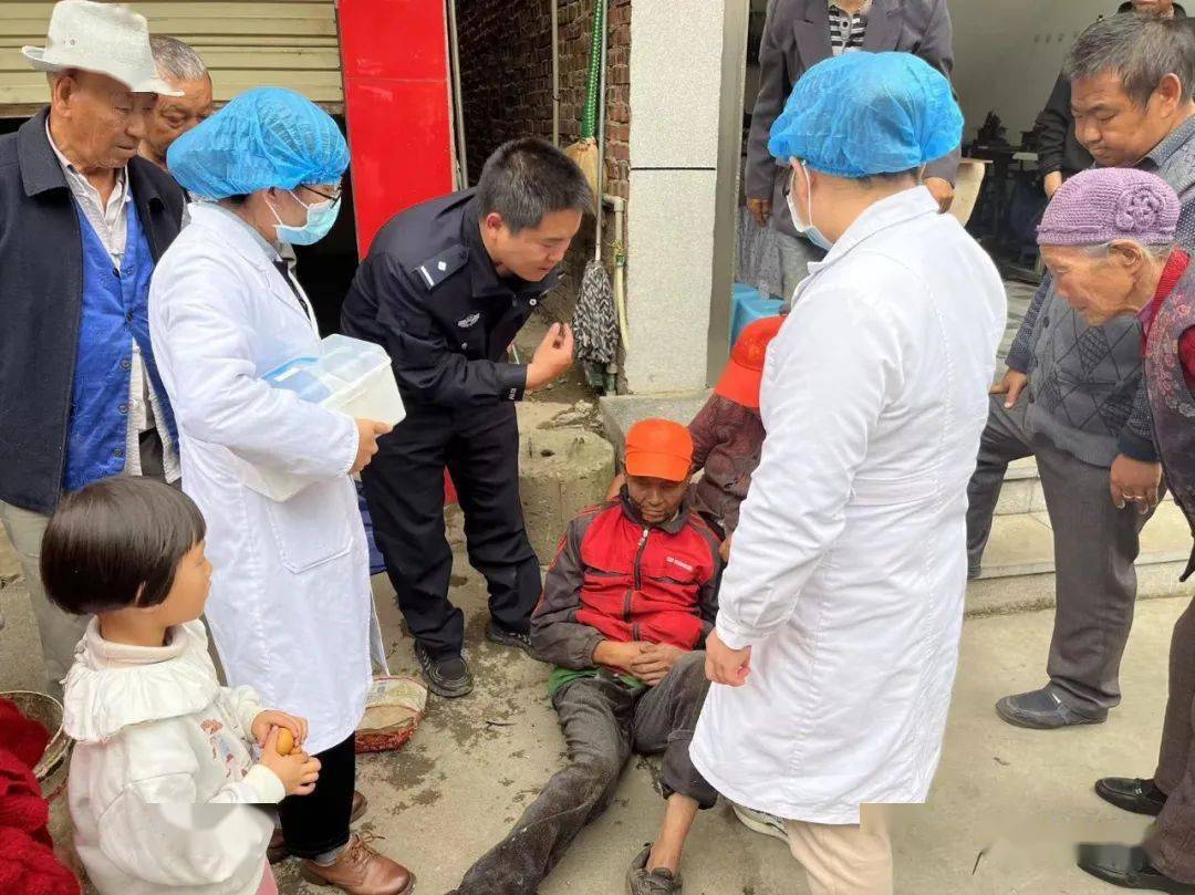 陆良一老人摔倒在地,头部眼角流血._群众_马街_中枢