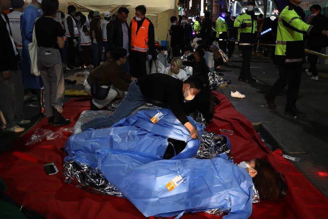 韩国首都踩踏事故,导致上百人死亡,遇难者大多是20多岁年轻女子_消息