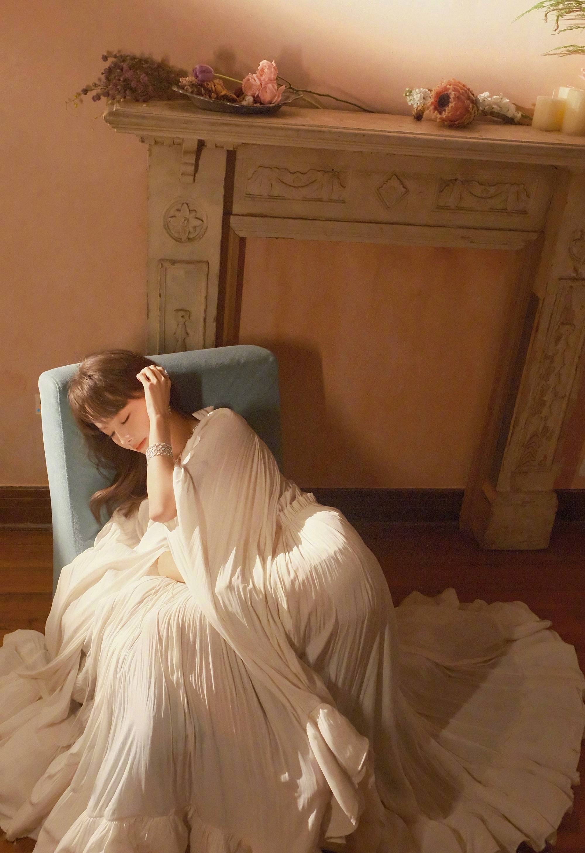 知名女星张嘉倪晒最新写真,穿白色皱纹长裙,肌肤如润雪_照片_留言