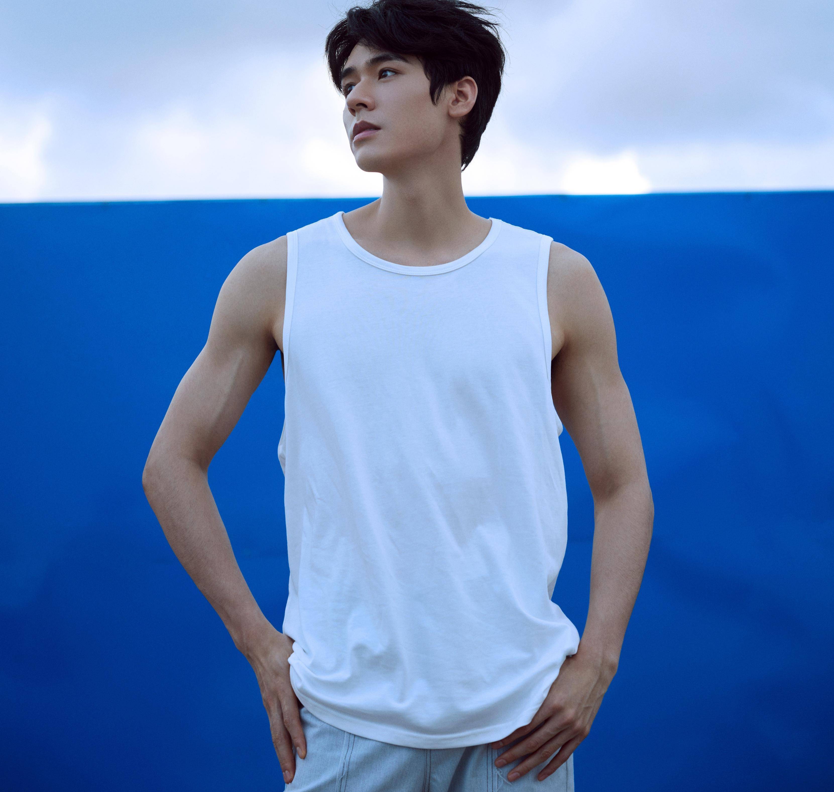 龚俊新剧《狐妖小红娘》上班照曝光,乖巧可爱打工人_明星_个人_健身