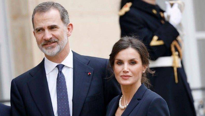 差距:48岁莱蒂齐亚白发不遮不染,68岁布丽吉特用蓬蓬头掩盖皱纹_爱情