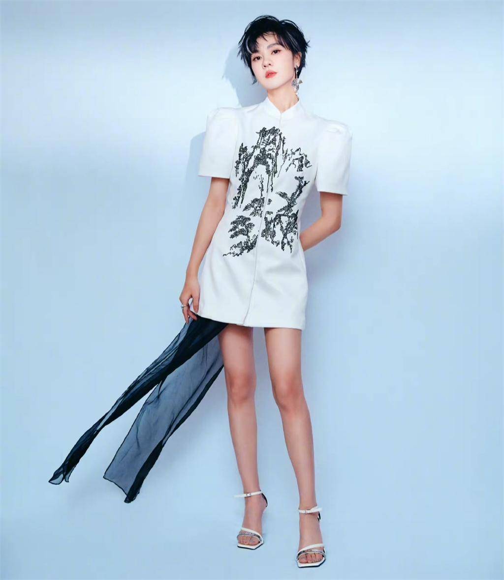 39岁郁可唯皮裙造型秀美腿,状态好显年轻,又美又飒_演艺圈_身高_年龄