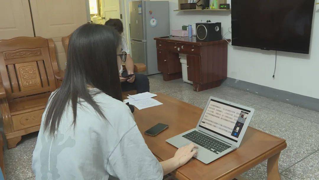 【疫情防控不松懈】老师变身“主播”上网课 线上教学有温度,有速度!_进行_课堂_司马浦