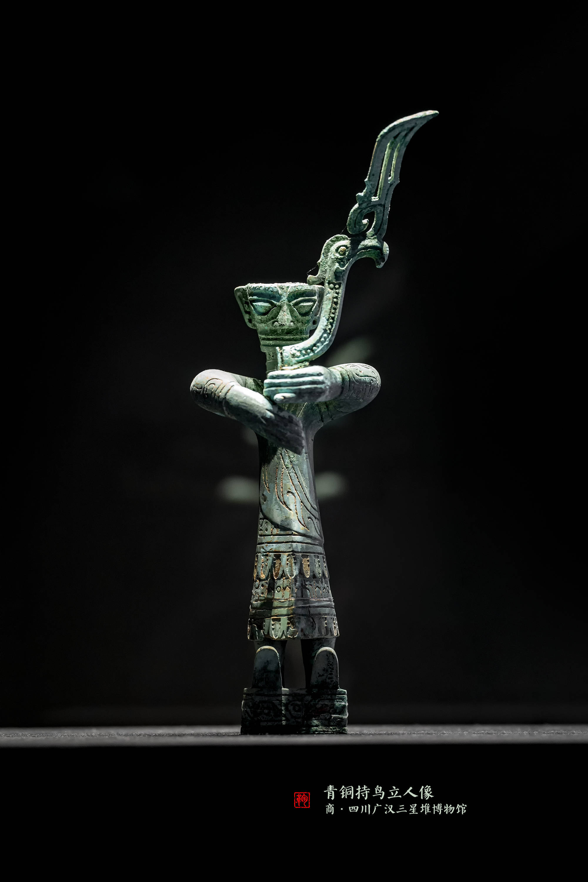 国潮正当红 | 青铜持鸟立人像_当红_青铜_立人