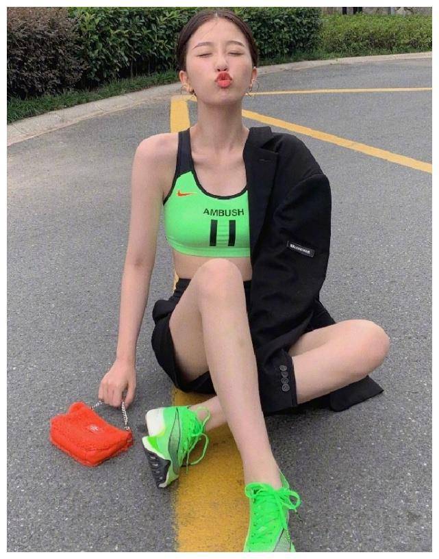 Esther Yu街拍穿20cm背心+牛仔裤，显腰显腿。谁不喜欢男生？
