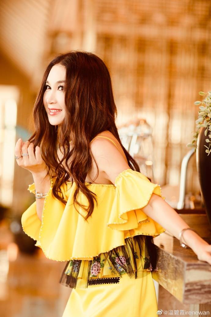 温碧霞是香港影视圈黄金时代的著名女星,她曾接演过《火玫瑰》《惊变