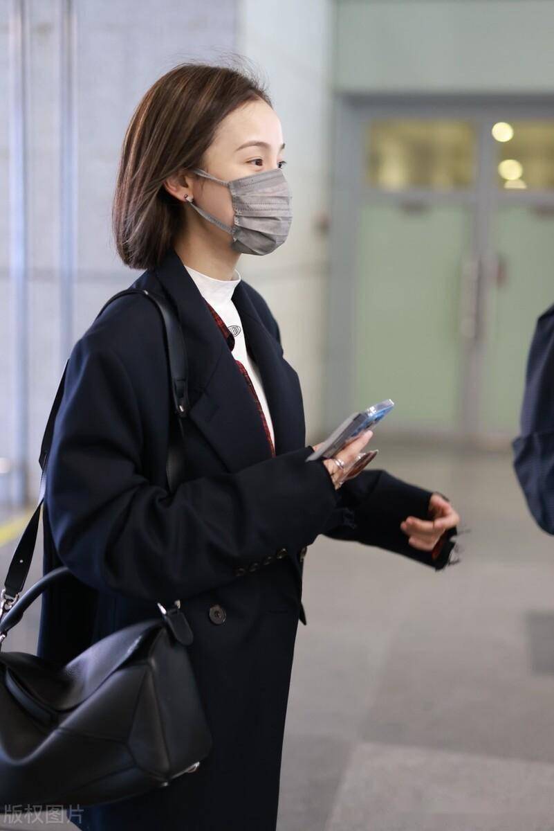 姜梓新现身机场,眼神清亮素颜状态极佳_上海_笑语_眼神