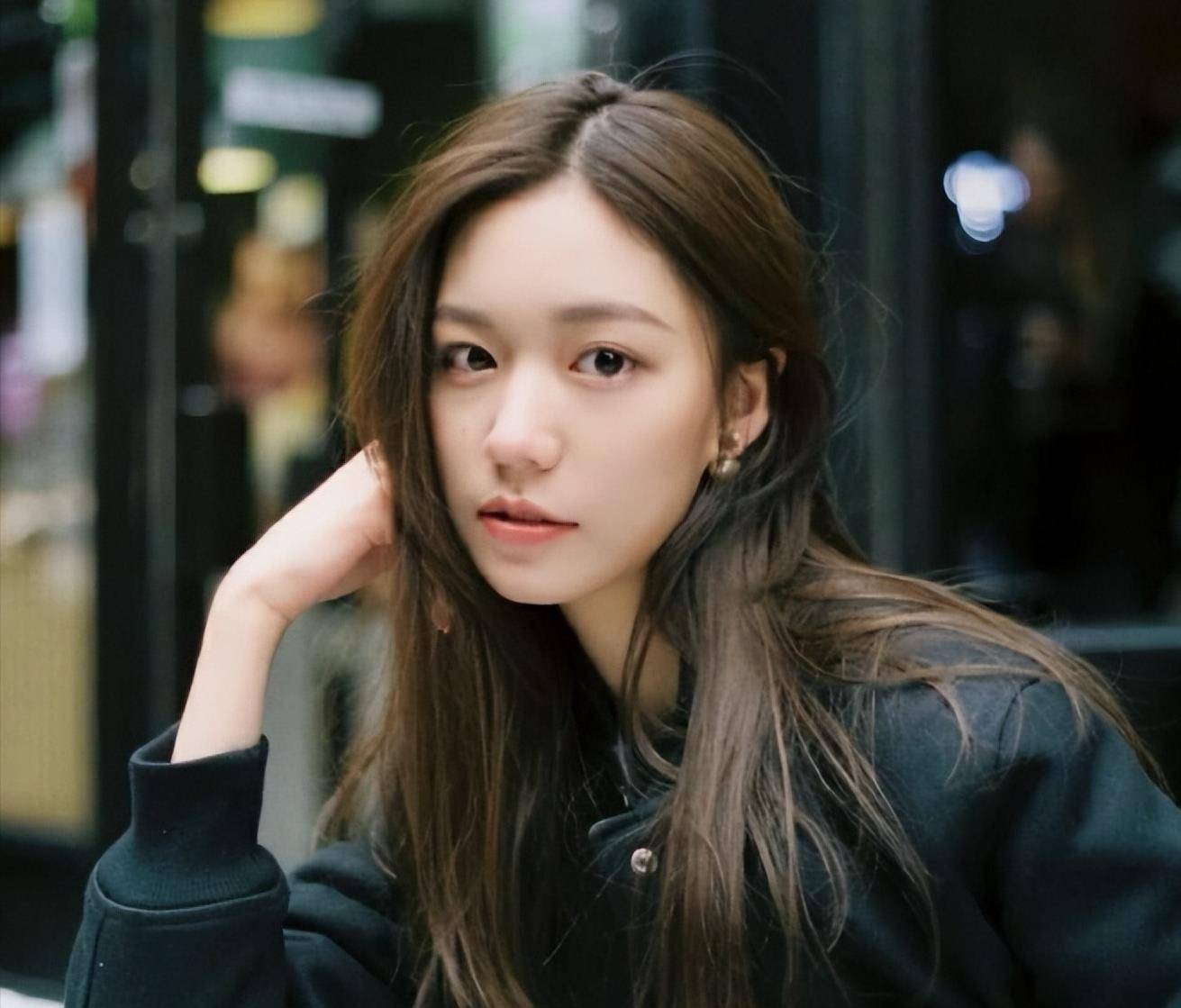 22岁破产千金,王一博绯闻女友,曾拥有百亿身家,綦美合的坠落史_父亲