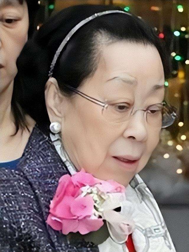 其实当时也有很多大人物都去送了叶淑婉,一些人自然是冲着刘銮雄的