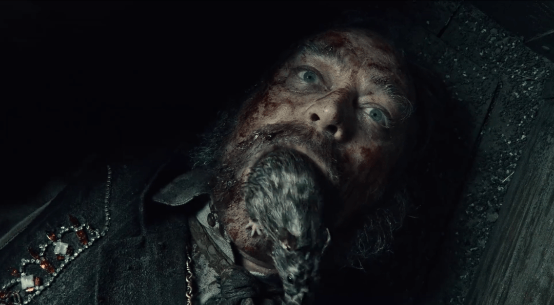 着恶心唾液的巨鼠,没有面孔的木质神像,以及那具拖着半截身子的腐尸