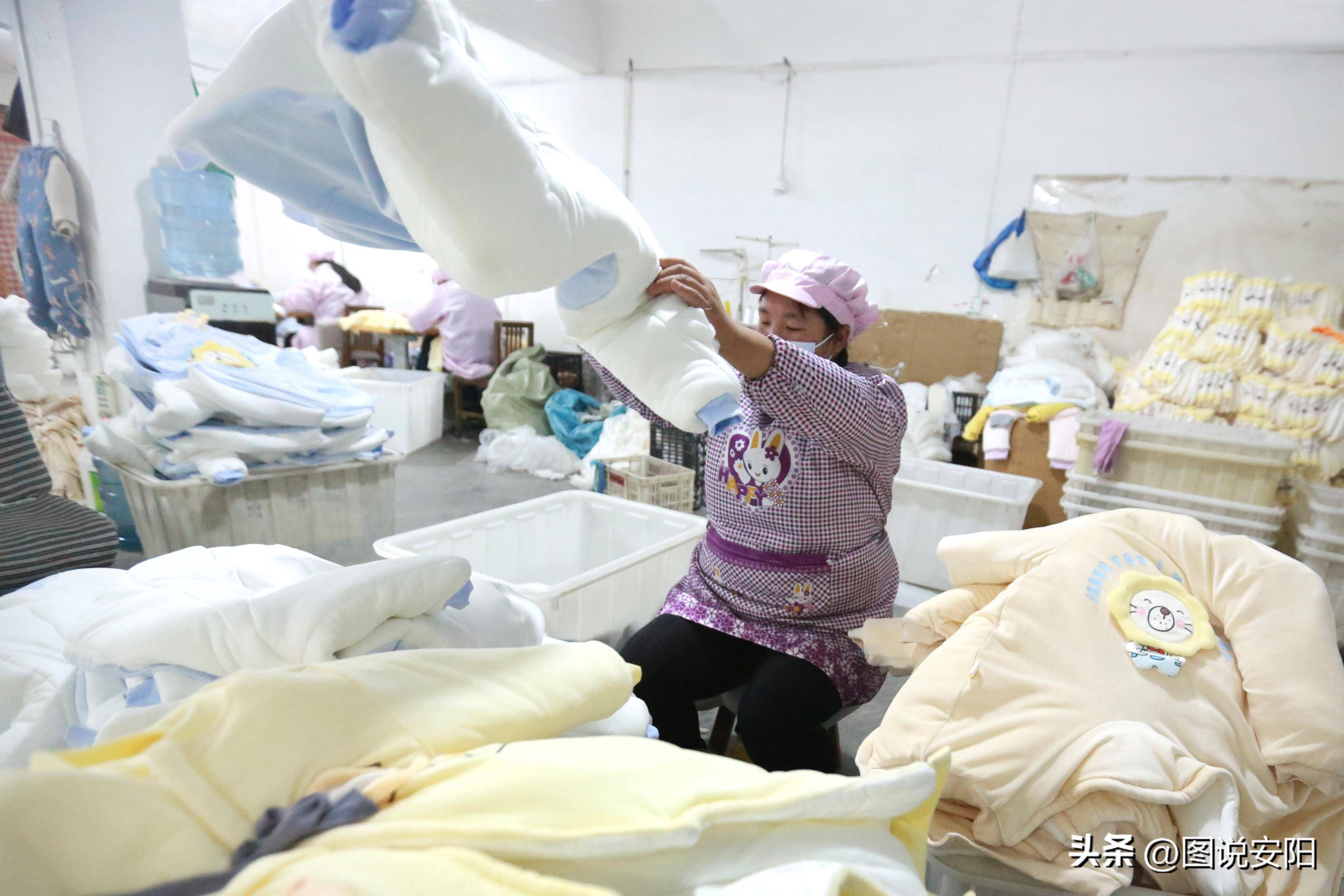 河南安阳:童装车间生产忙 山村奏响致富曲_加工_服装_就业