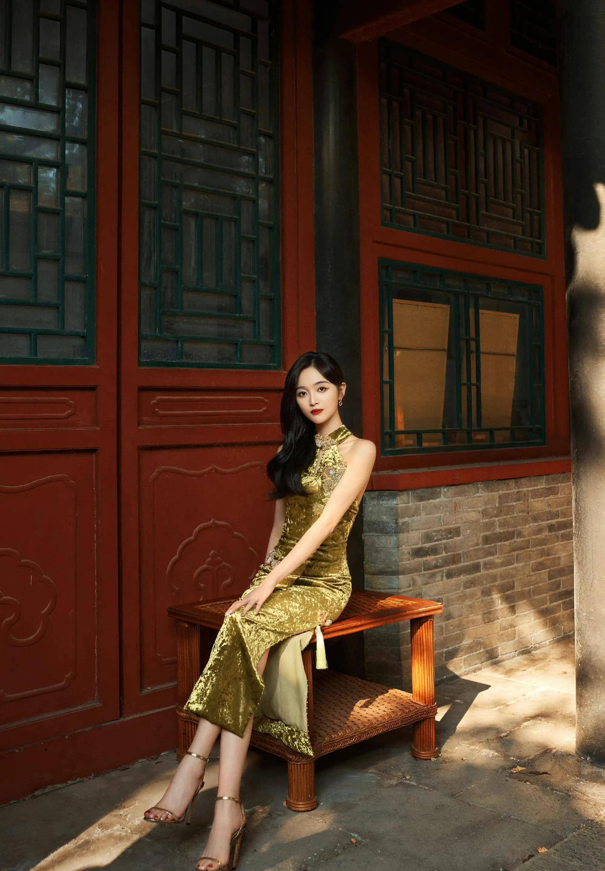 吴宣仪最美中国戏金色露背旗袍造型,秀美背,身材纤细,雍容华贵_照片