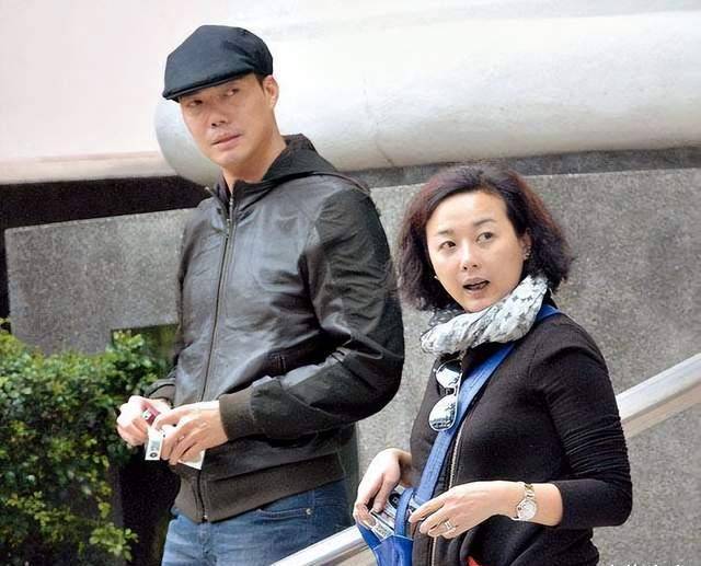 17岁出道42岁大红,帅气港星谢天华老婆不够美,人生却渐入佳境_工作