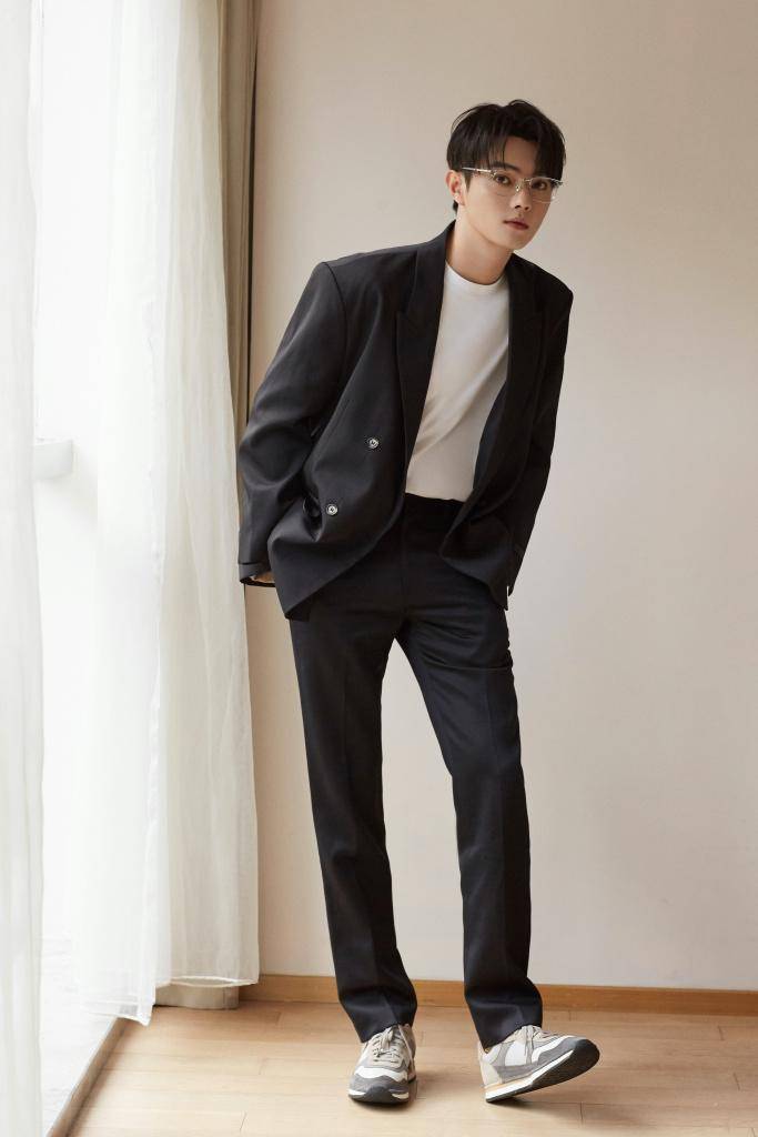 许凯鞋履品牌活动写真 黑西装秀大长腿精致帅气_clarks_大中华区_品牌