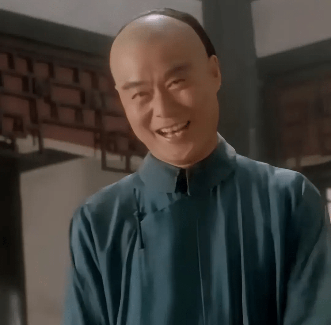 下面的这张图片就是徐忠信在和李连杰合作的《黄飞鸿之铁鸡斗蜈蚣》中