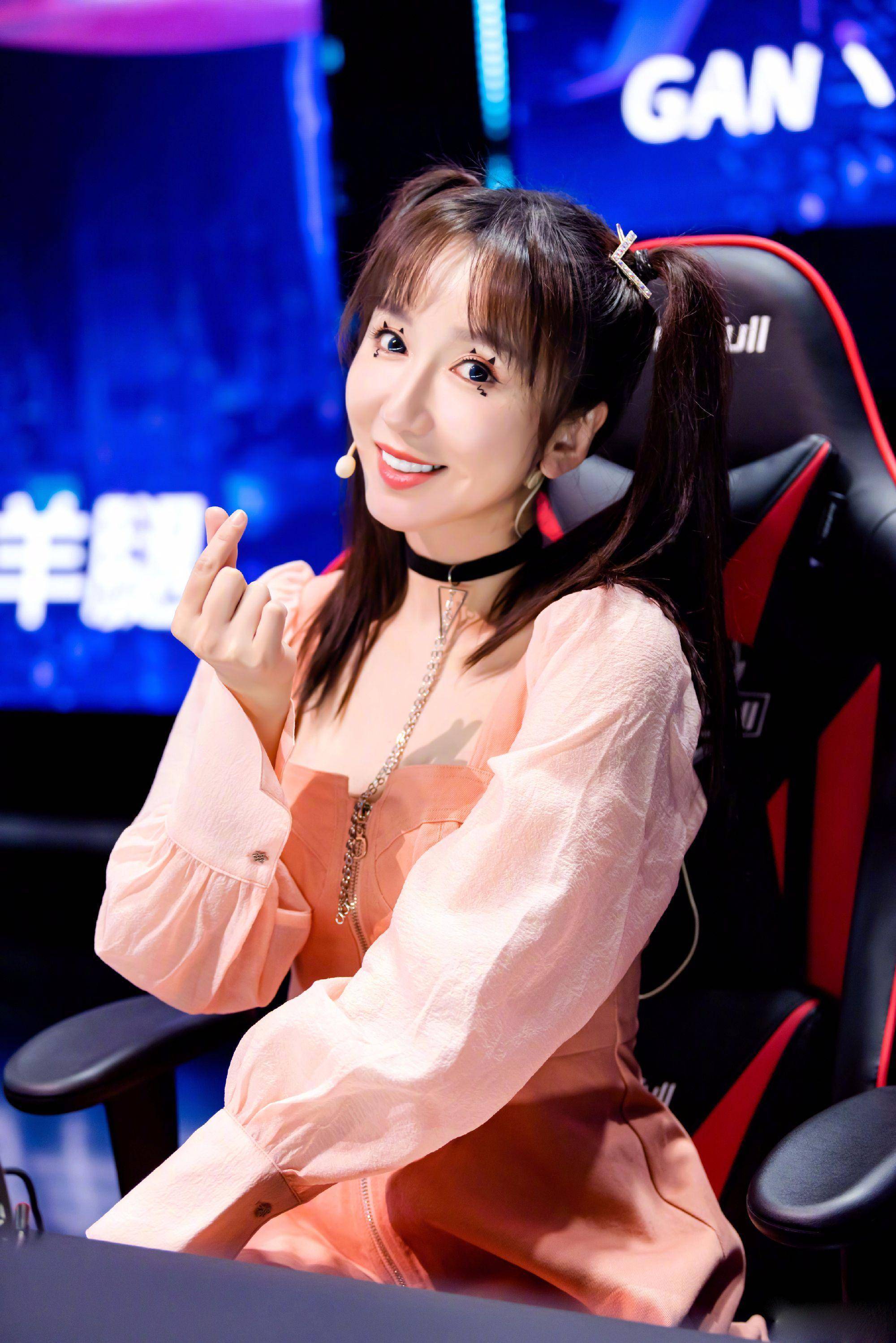 娄艺潇化身电竞少女,橘粉色连衣裙配双马尾,尽显甜酷气息_造型_身材