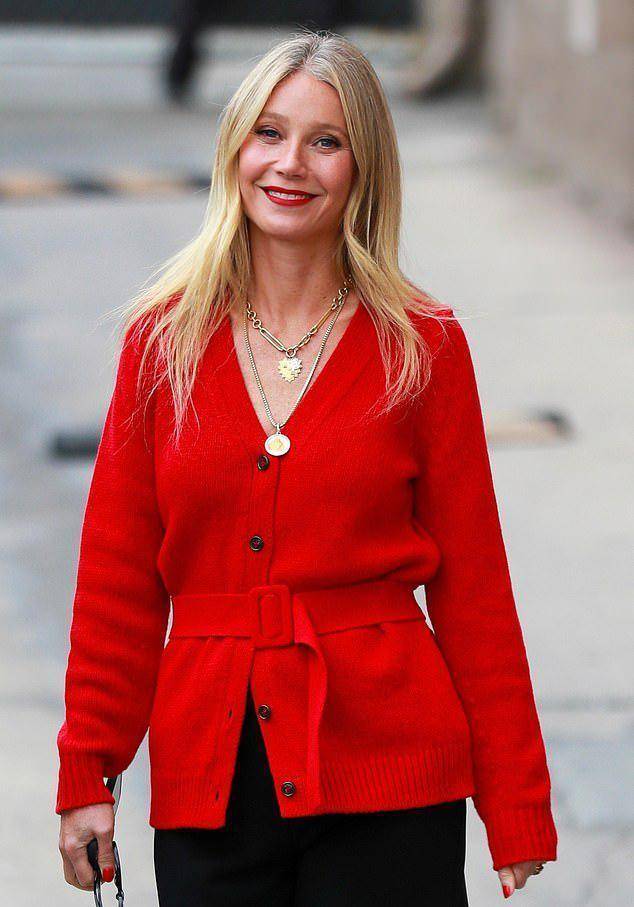 50岁小辣椒素颜出工录节目,气质卓绝,粉丝趴墙边只为见她一面_格温妮