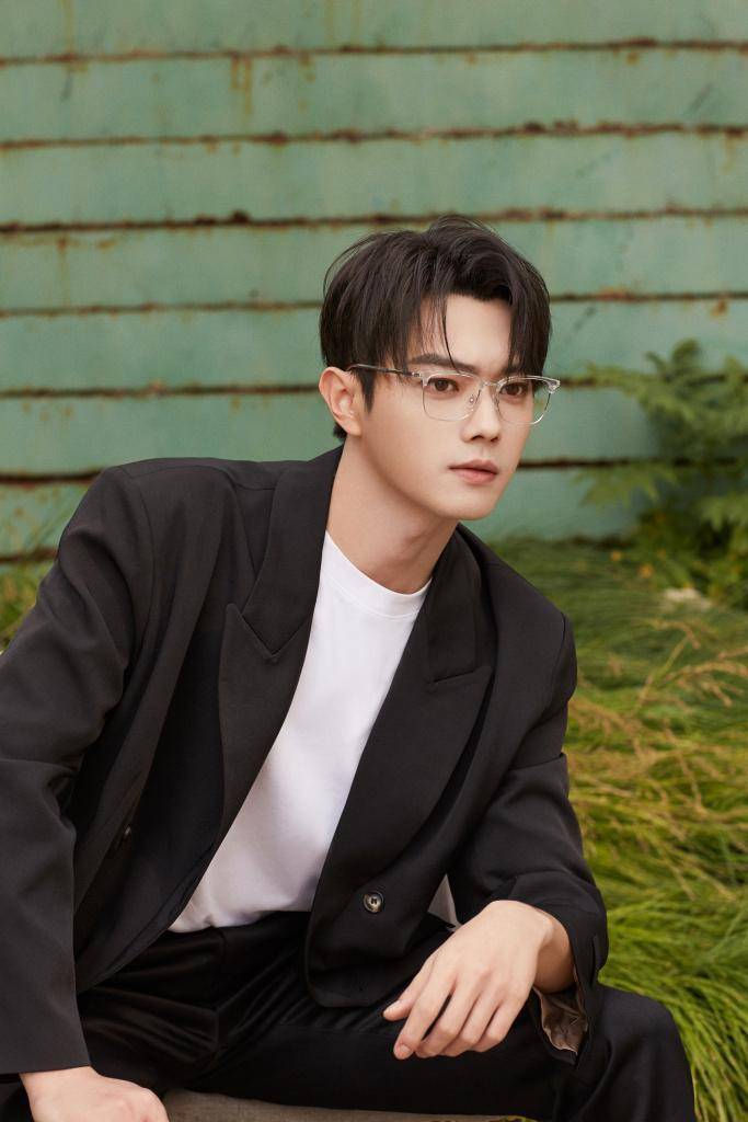 许凯鞋履品牌活动写真 黑西装秀大长腿精致帅气_clarks_大中华区_品牌