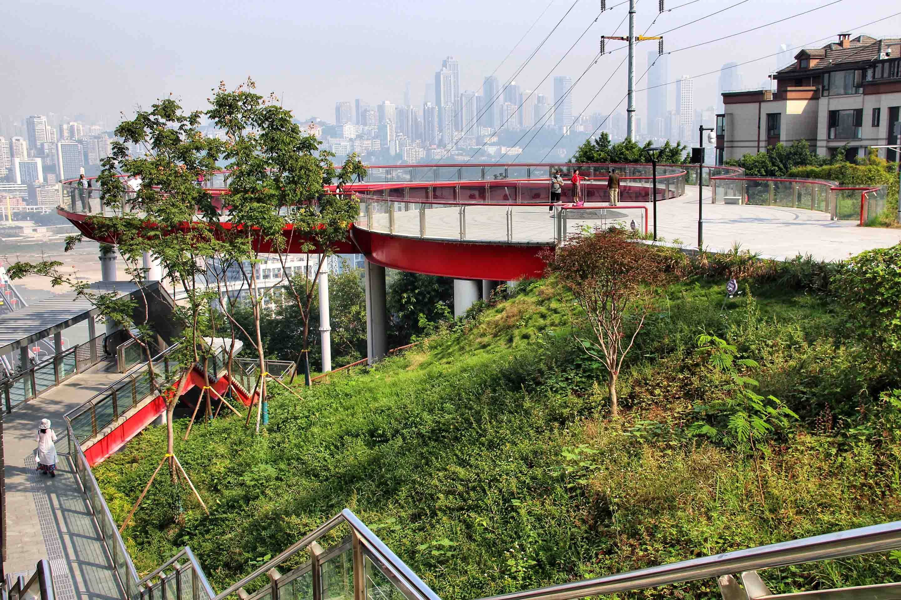 "铜元之光"双峰山步道,观光打卡,闲坐聊天的市民络绎不绝_轨道_人们