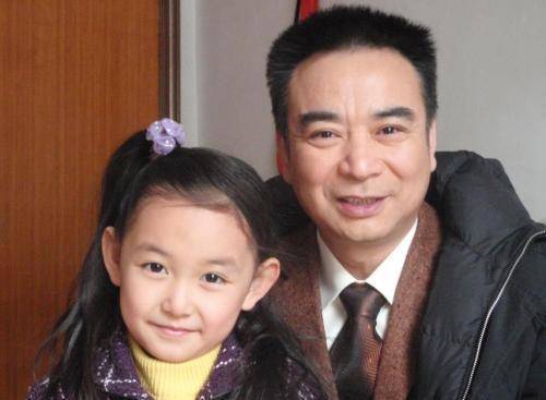 河南老戏骨岳跃利,前妻家喻户晓,二婚小11岁娇妻隐瞒从来不谈_刘芳