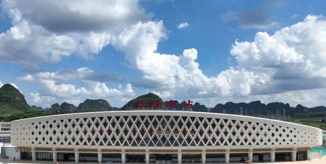 扶绥南站候车厅中间的圆形照明,其造型源自骆越文化的乐器铜鼓,是广西