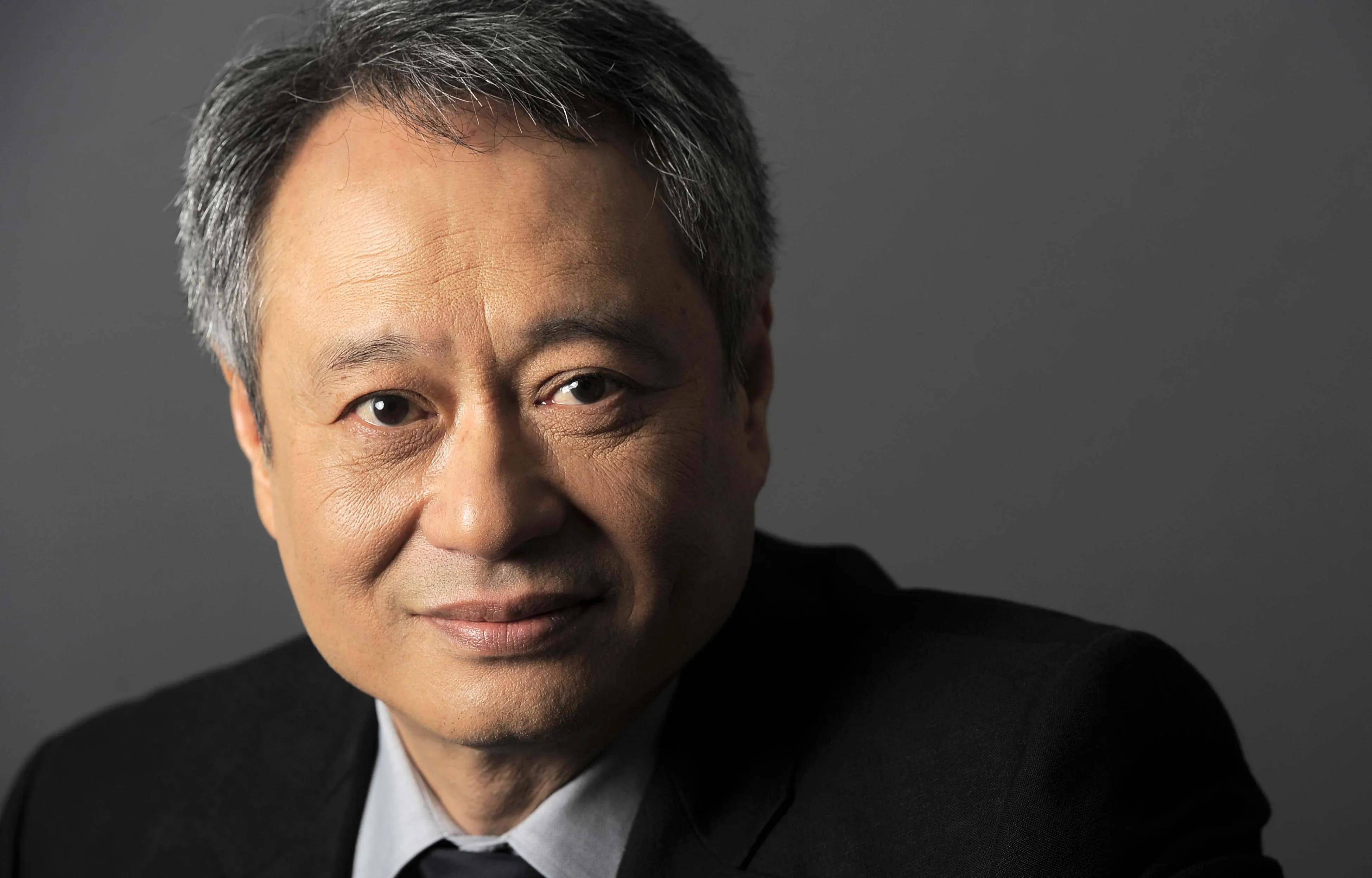 67岁李安现身国外中餐厅,头发斑白朴素显老态,独自用餐无人认出_网友