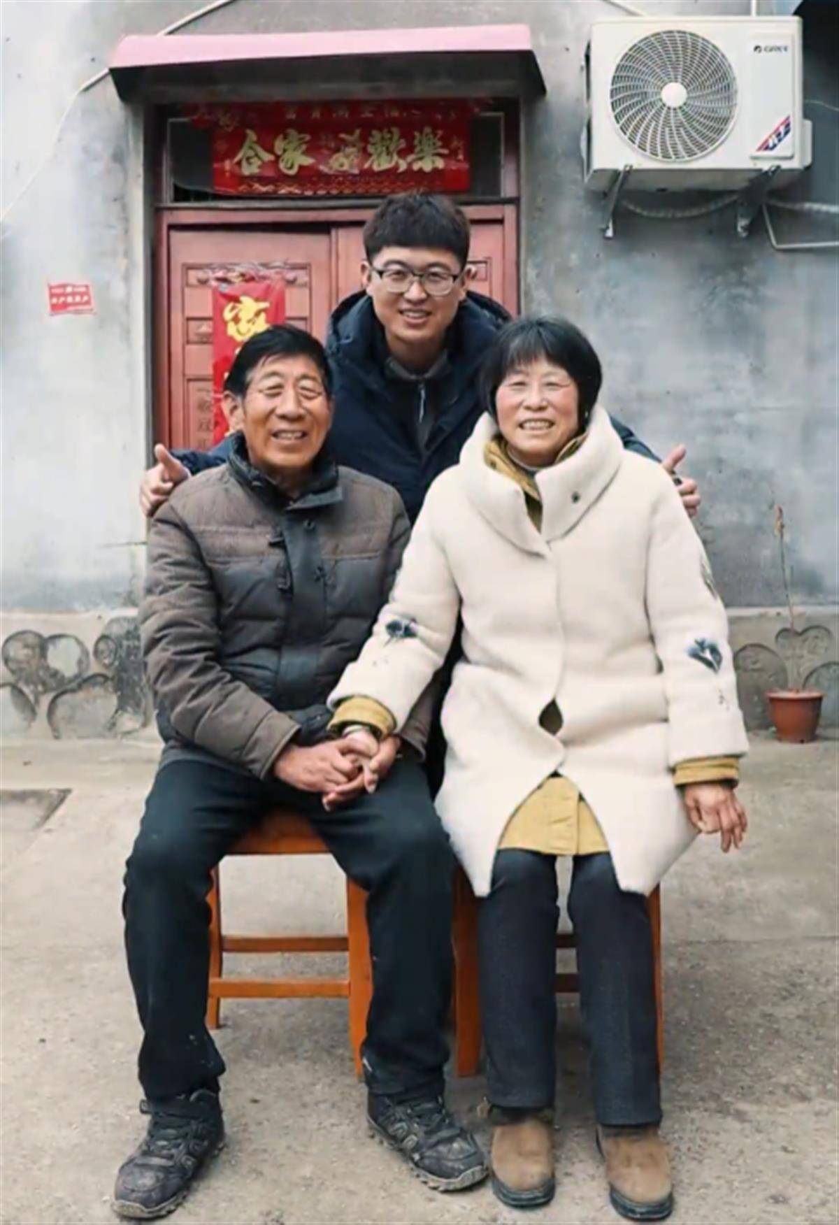 90后小伙进村"蹭饭"走红,身在异乡子女争相邀请上门代看父母_胡建飞