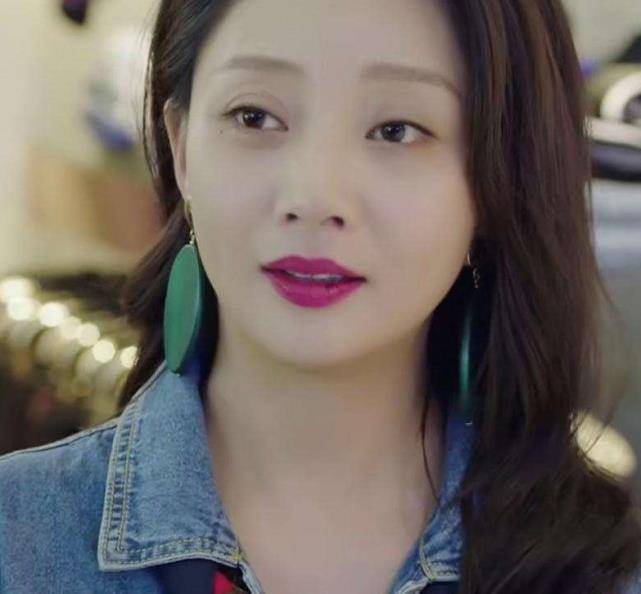 殷桃在发现的时候,也是想要将这颗痣完全去掉,毕竟在嘴巴的位置非常的