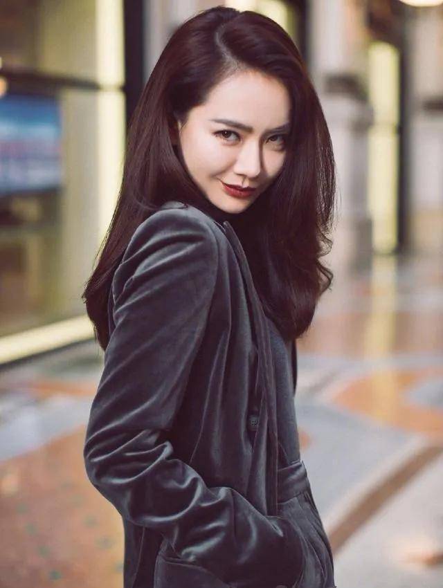 新四小花旦之一的戚薇真敢说风格一如既往,其形象并没黯然失色_李承铉