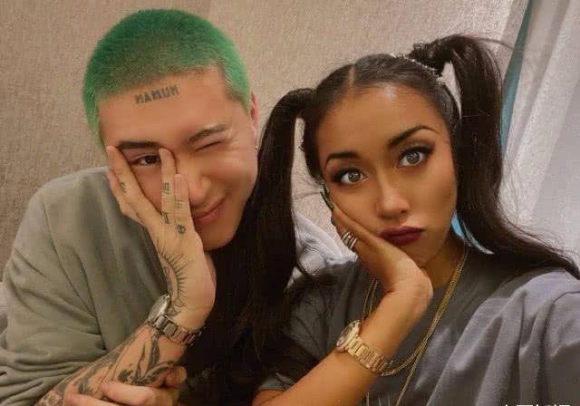 故意晒成黝黑肌肤?