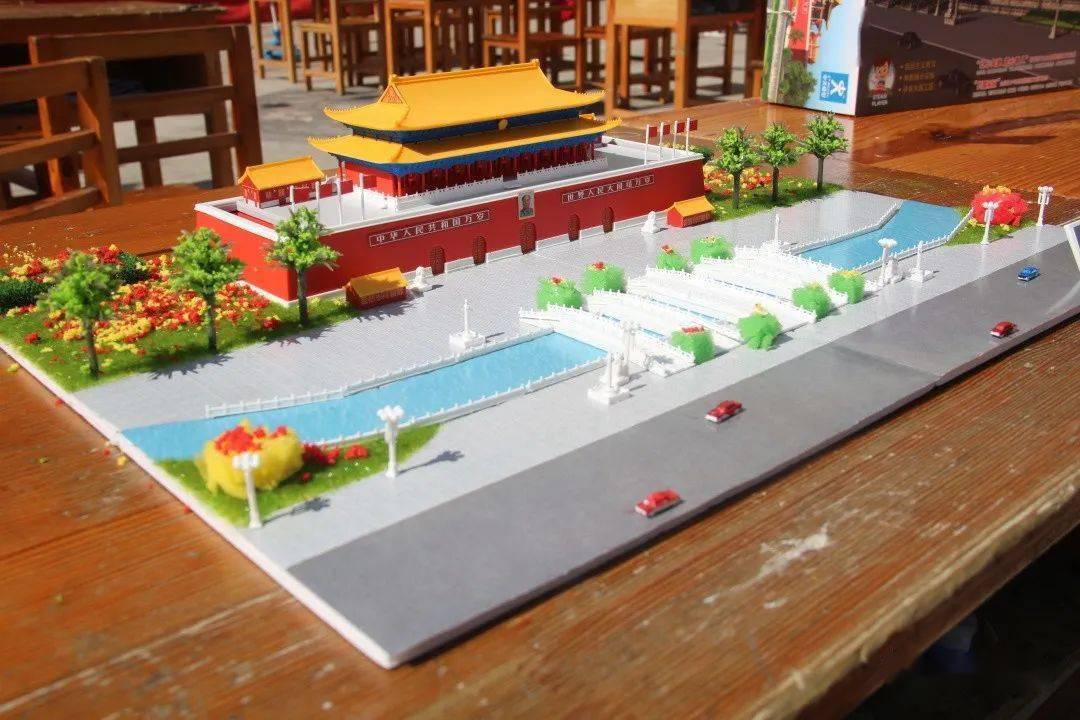 模型竞赛共分为"中共一大""延安精神""天安门"三组.