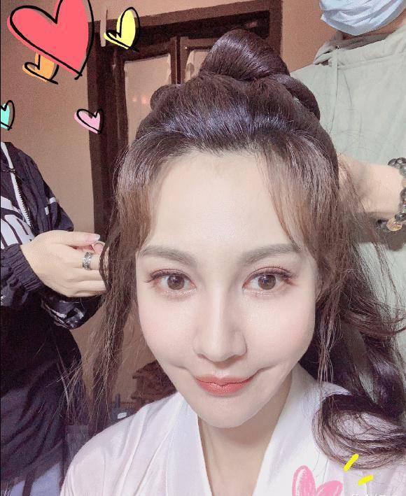 10月31日,41岁的杨雪在微博上发表了自己的复工消息,复工后又是古装戏