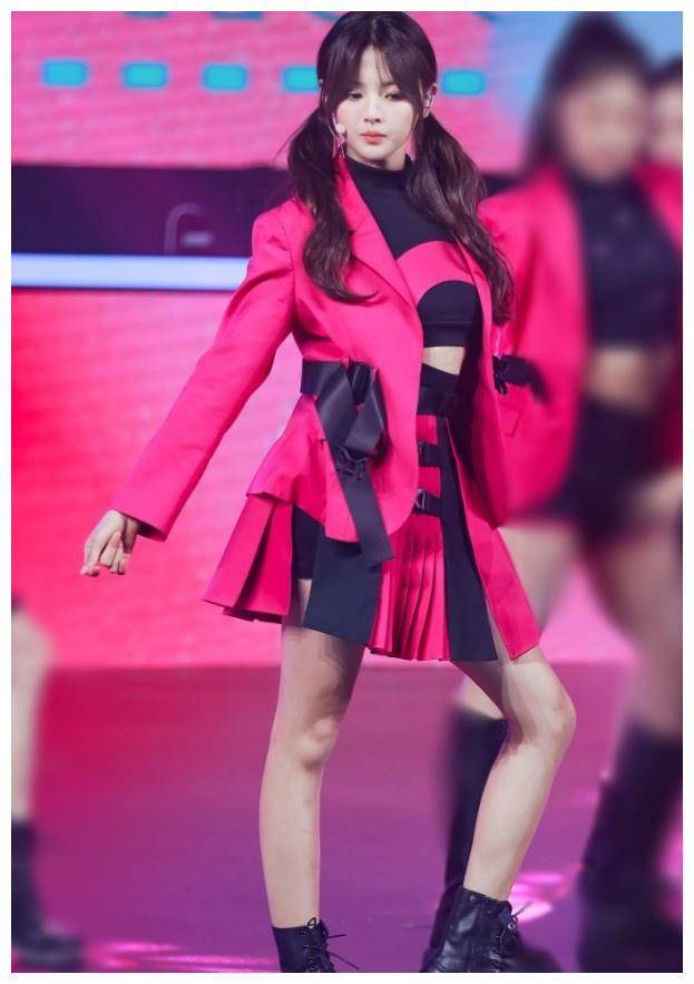 杨超越的腿有多美?看到她穿百褶裙跳舞的效果,我觉得我醉了