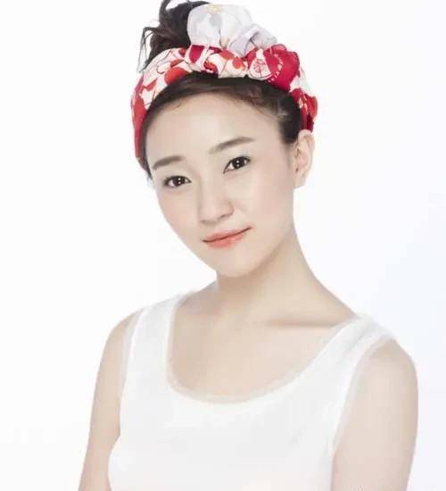 认识焦俊艳6年有余,看着她由柔美的长发到利落的短发,再到现在可以扎