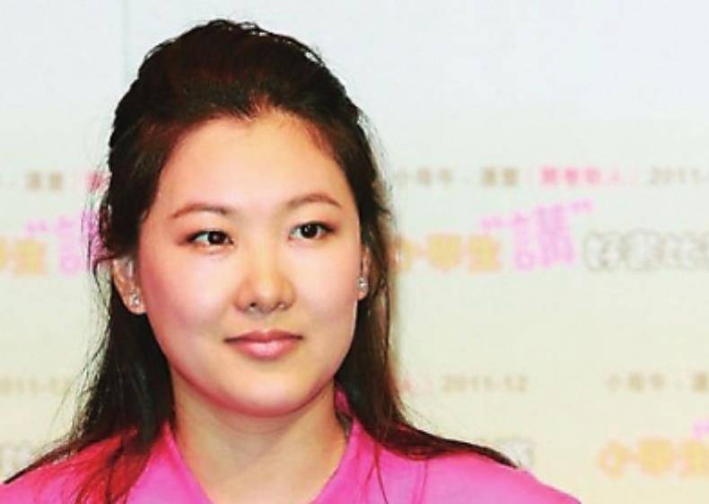 想当年,26岁的伏明霞嫁给了52岁的梁锦松,两个人的年龄整整差了26岁.