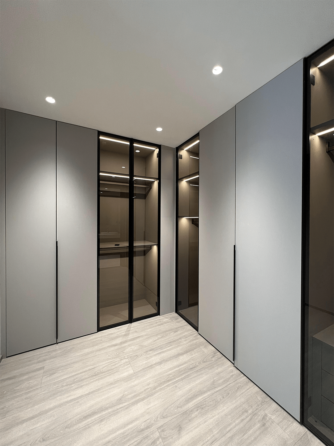 l型衣帽间设计风格为意式极简风,既延续了意式风格的简单大气,又结合