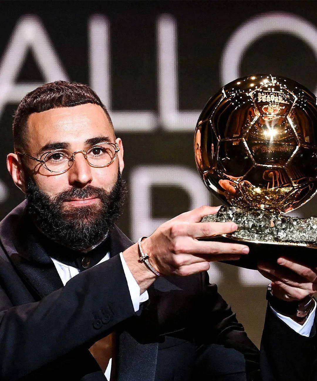 一边是国外的金球奖盛典,戴着眼镜,西装革履的本泽马,凭借过去一年的