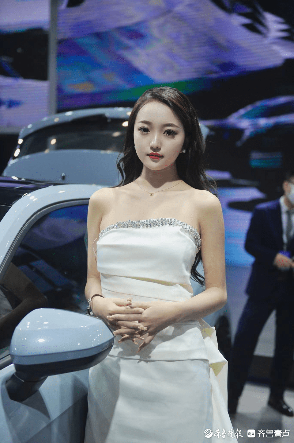 齐鲁国际车展现场:一大波美女车模来袭,个头高挑笑容迷人