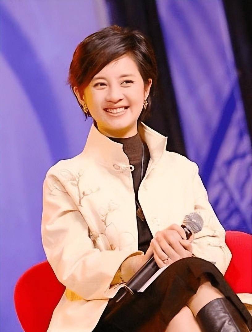 55岁的许戈辉近照,昔日的事情已成过往,许戈辉活出了精彩的人生_电视