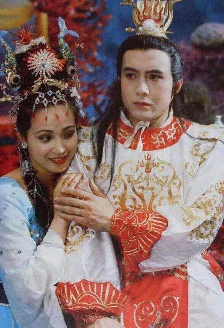 为了演艺事业三次堕胎,致其终生不孕遭丈夫分手,如今悄然退圈_殷新