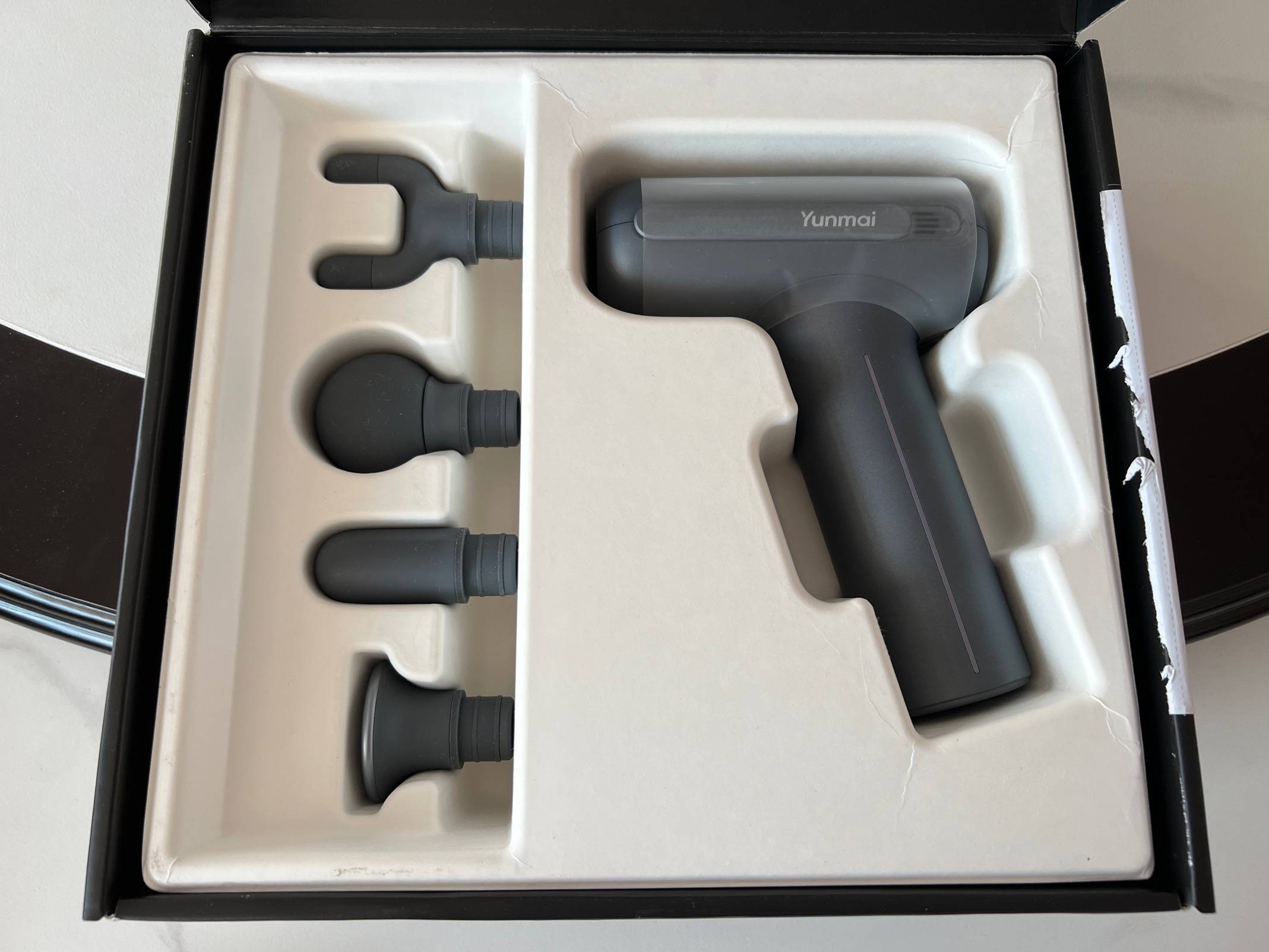 打开以后,可以看到筋膜枪与配件分列两侧,左侧是配件