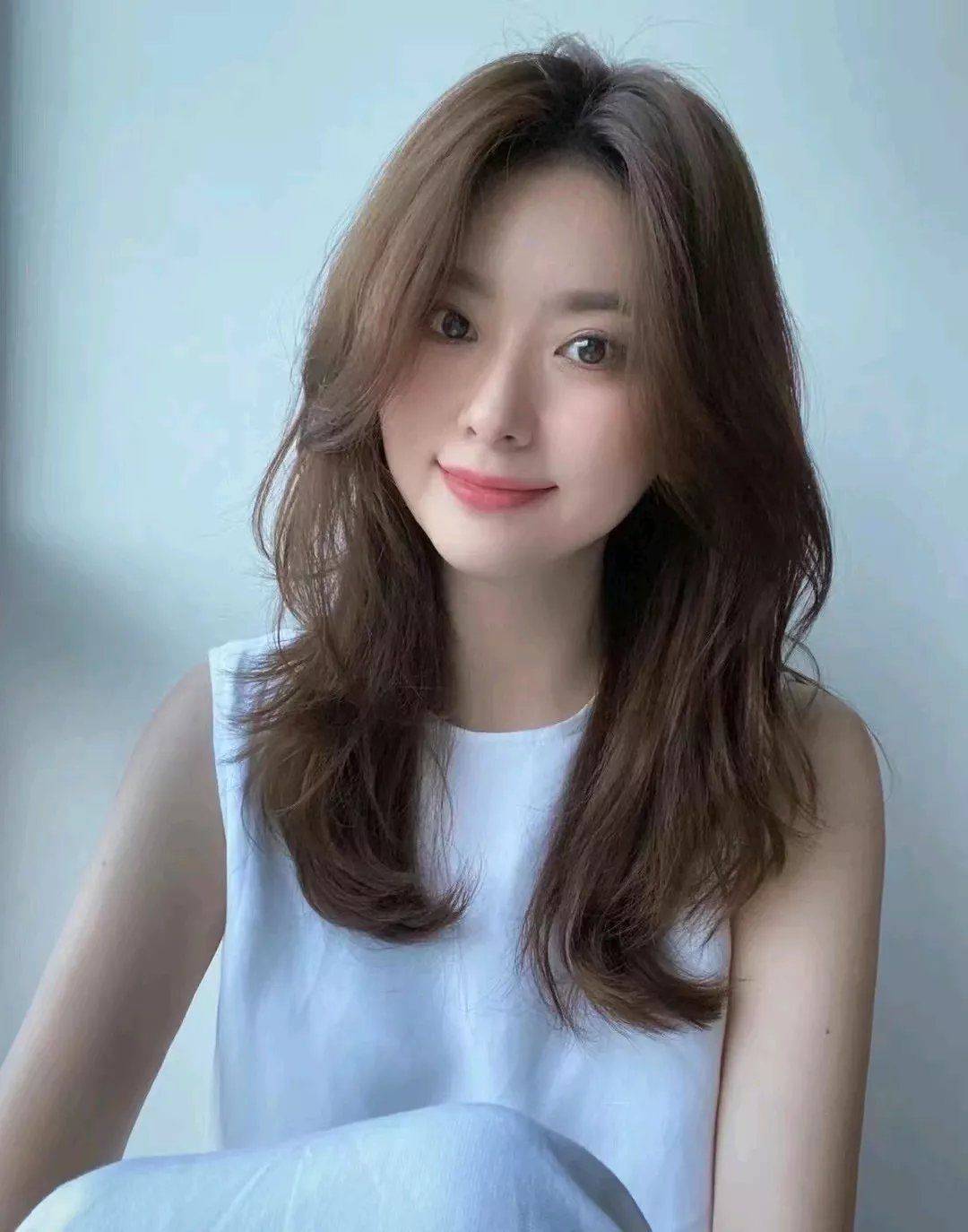 一般都会选择搭配法式刘海或者是八字刘海让整个五官显得更加的完美
