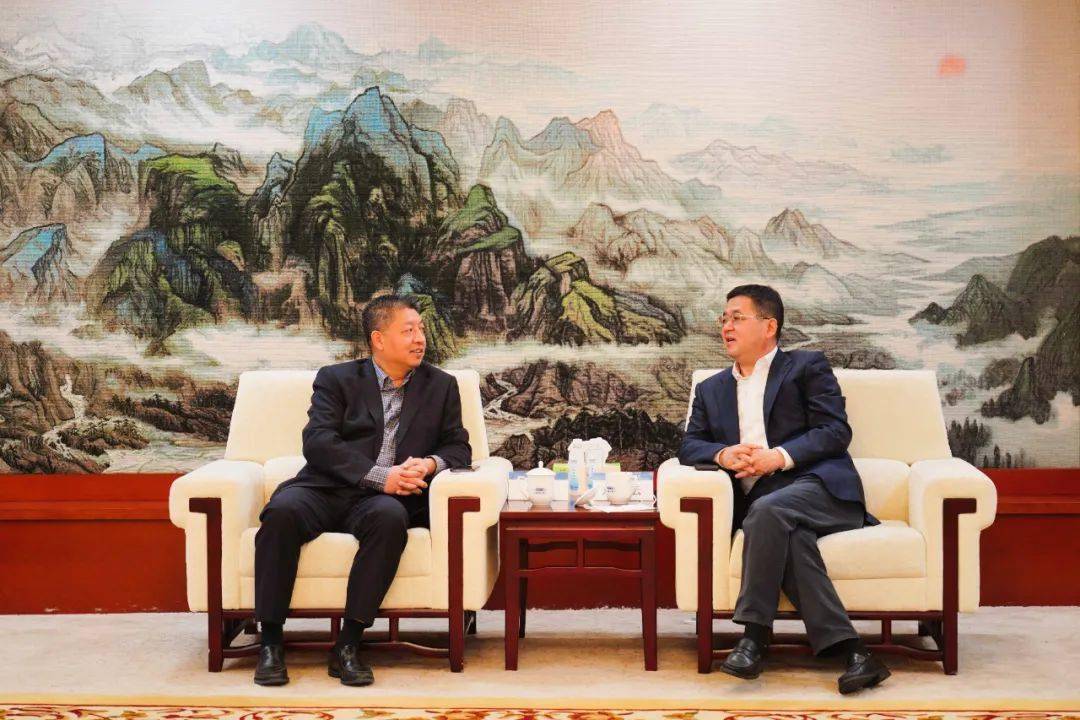 "刘成云对徐颂一行的到访表示欢迎,陪同参观了公司大厅项目模型展示区