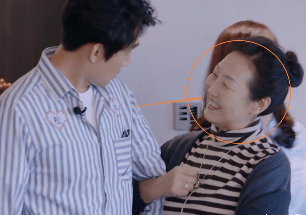 张铎妈妈的占有欲太强,不仅吃陈松伶的醋,还搂着儿子胳膊不撒手_节目