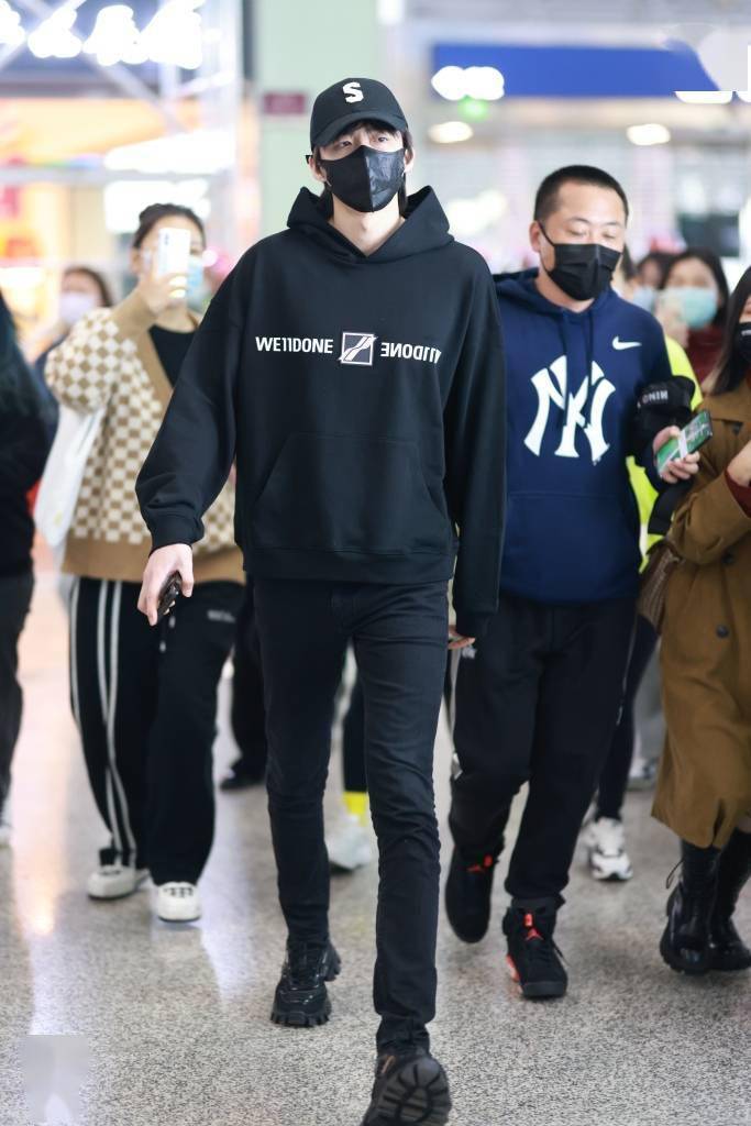 刘宇宁黑色连帽卫衣搭牛仔裤 全身all black走暗黑风_帅好_新剧_成都