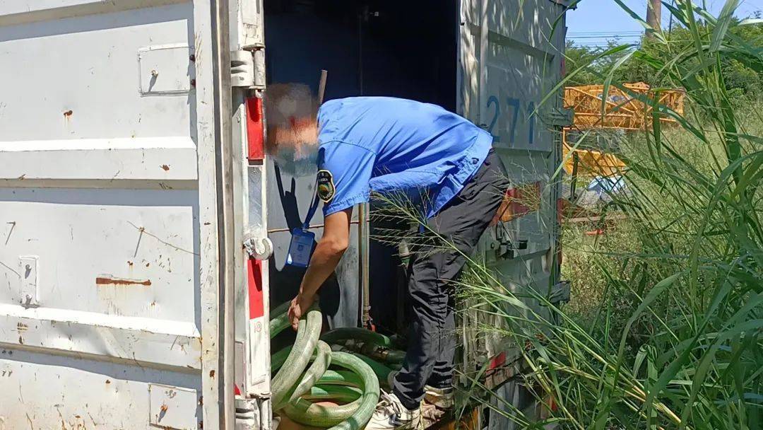 近日,洪梅鎮網格管理員在巡查時發現一停車場內停放的六輛貨車和一輛