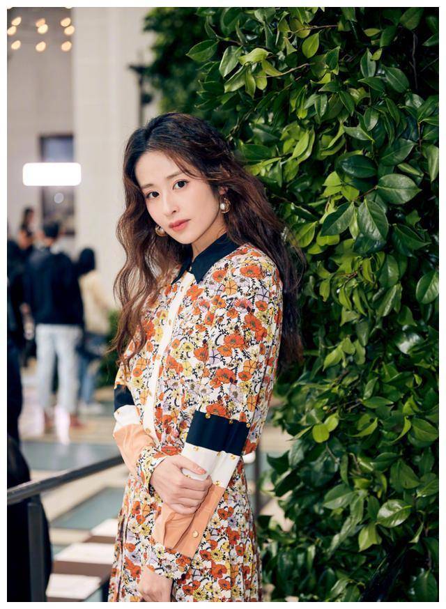 颖儿真有女神范,身穿碎花连衣裙出席时装周,大波浪发型超浪漫!