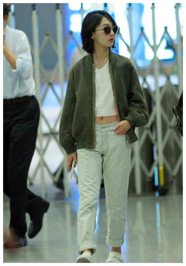 周冬雨瘦成纸片人了,穿露脐上衣不见一丝赘肉,小学生身材很清爽_肚脐